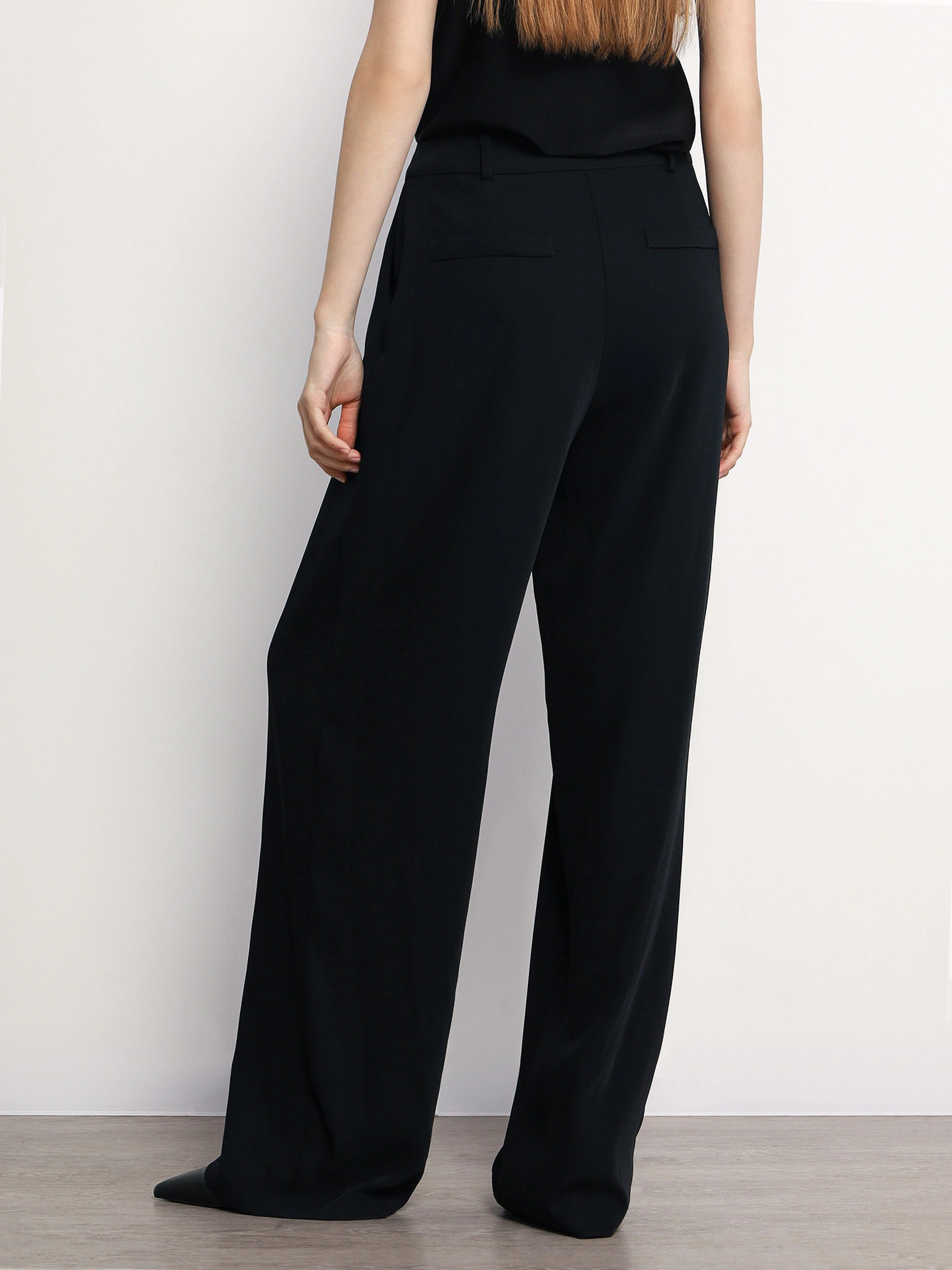 Брюки черного цвета расклешенного кроя